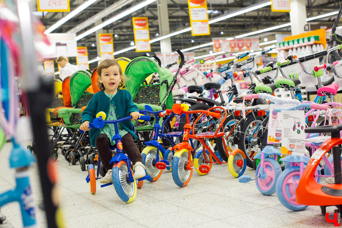 Наташа Константиновна, инста-ребенок, и ее папа, известный во Владимире фотограф, впервые побывали в кулинарной студии Roulet. Вместе с шеф-поваром Дмитрием Орловским они приготовили тонкие бездрожжевые блинчики с сыром рикотта и вареньем из ананаса