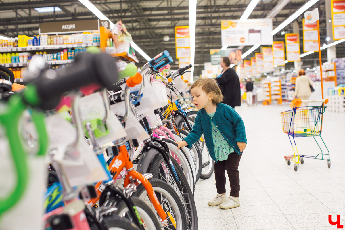 Наташа Константиновна, инста-ребенок, и ее папа, известный во Владимире фотограф, впервые побывали в кулинарной студии Roulet. Вместе с шеф-поваром Дмитрием Орловским они приготовили тонкие бездрожжевые блинчики с сыром рикотта и вареньем из ананаса