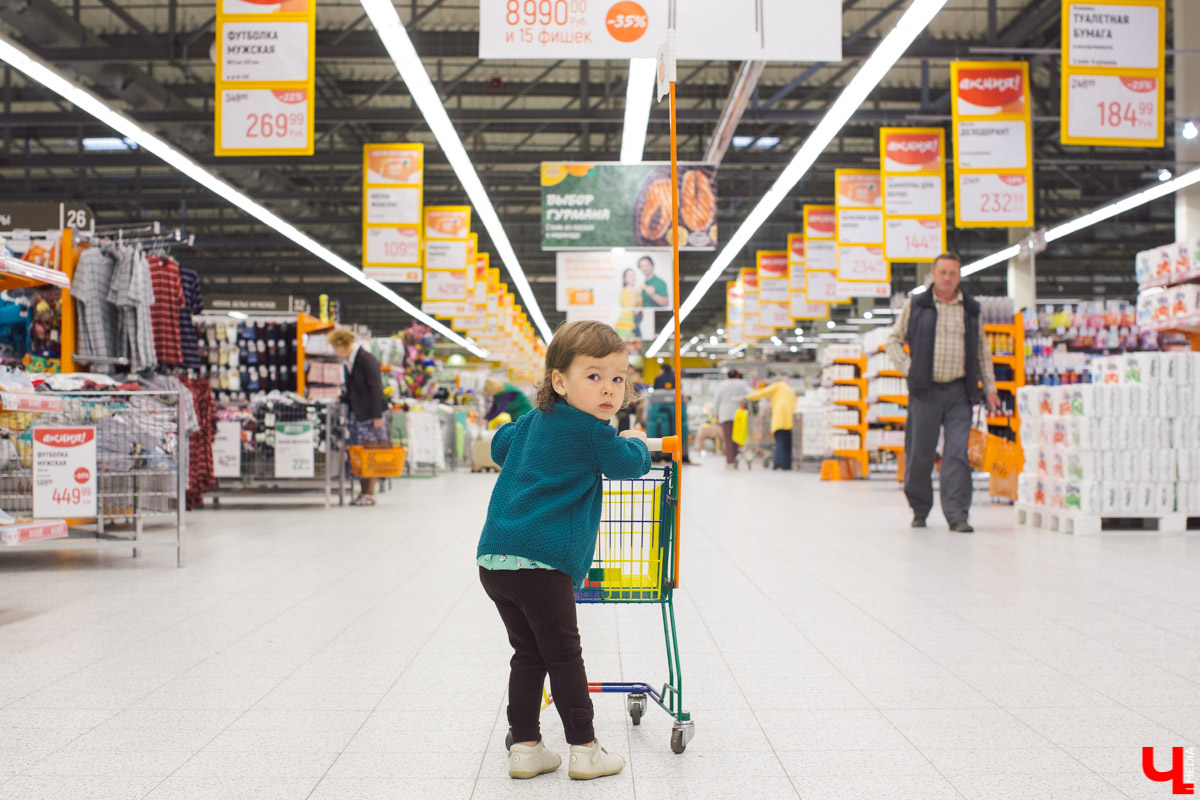 Наташа Константиновна, инста-ребенок, и ее папа, известный во Владимире фотограф, впервые побывали в кулинарной студии Roulet. Вместе с шеф-поваром Дмитрием Орловским они приготовили тонкие бездрожжевые блинчики с сыром рикотта и вареньем из ананаса