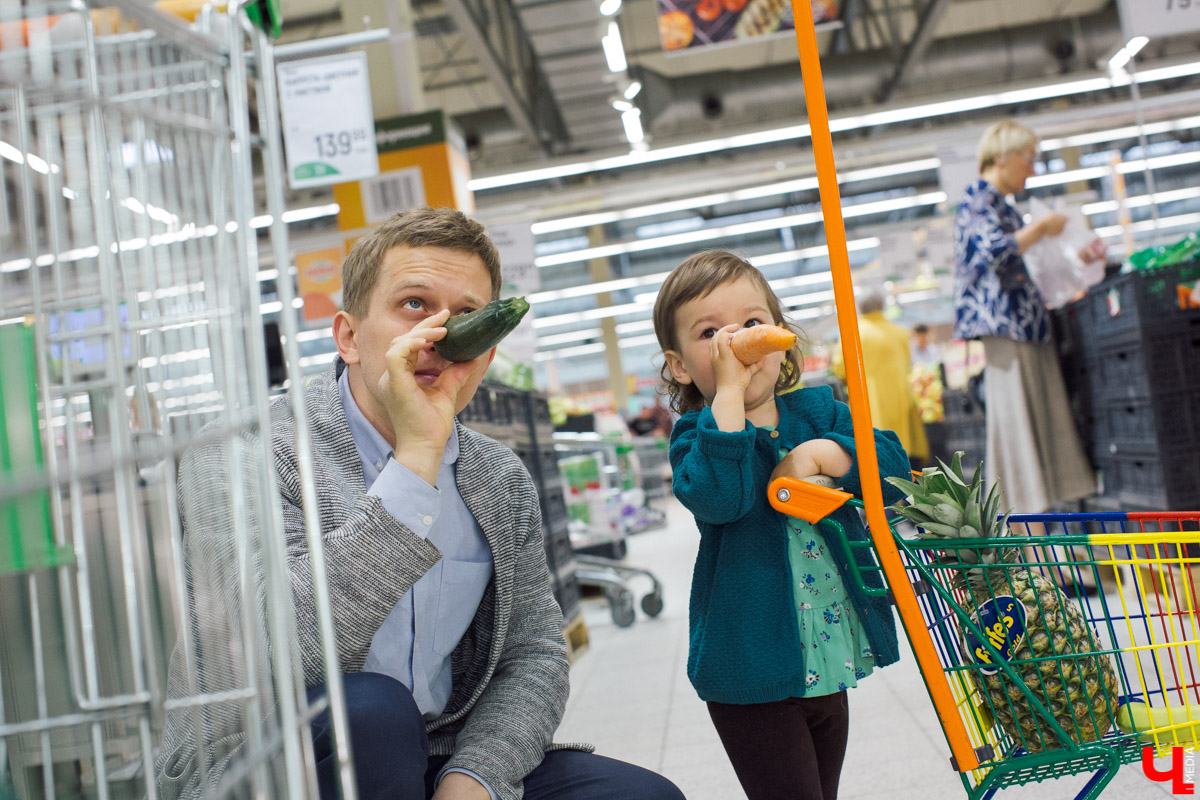 Наташа Константиновна, инста-ребенок, и ее папа, известный во Владимире фотограф, впервые побывали в кулинарной студии Roulet. Вместе с шеф-поваром Дмитрием Орловским они приготовили тонкие бездрожжевые блинчики с сыром рикотта и вареньем из ананаса