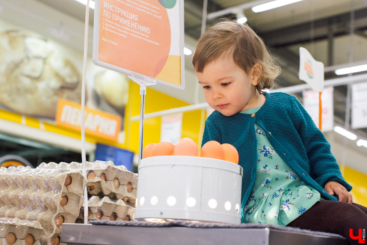 Наташа Константиновна, инста-ребенок, и ее папа, известный во Владимире фотограф, впервые побывали в кулинарной студии Roulet. Вместе с шеф-поваром Дмитрием Орловским они приготовили тонкие бездрожжевые блинчики с сыром рикотта и вареньем из ананаса