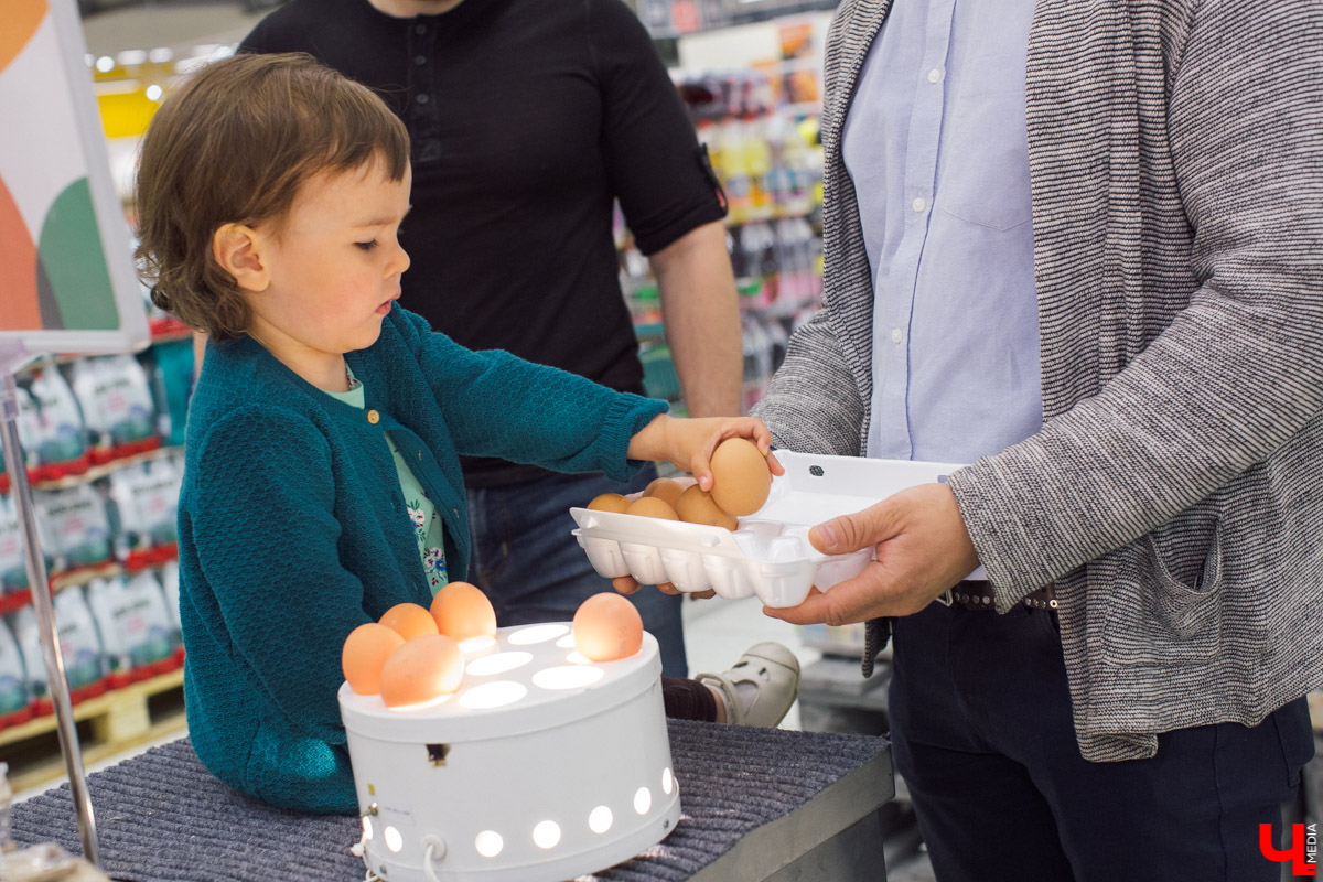 Наташа Константиновна, инста-ребенок, и ее папа, известный во Владимире фотограф, впервые побывали в кулинарной студии Roulet. Вместе с шеф-поваром Дмитрием Орловским они приготовили тонкие бездрожжевые блинчики с сыром рикотта и вареньем из ананаса