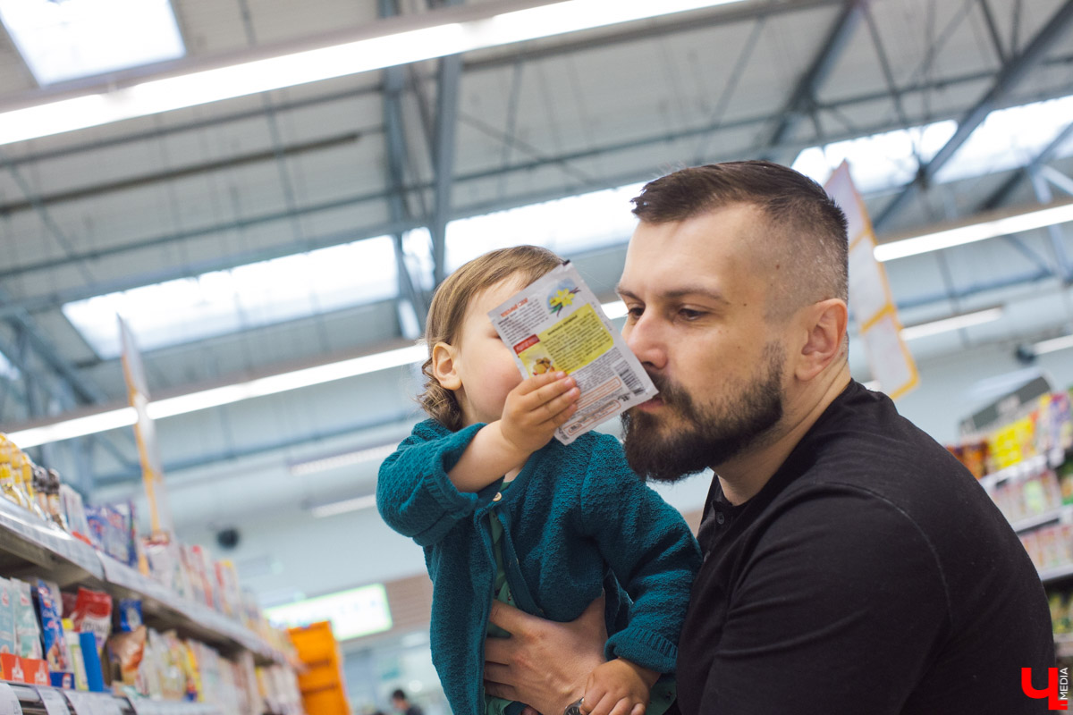 Наташа Константиновна, инста-ребенок, и ее папа, известный во Владимире фотограф, впервые побывали в кулинарной студии Roulet. Вместе с шеф-поваром Дмитрием Орловским они приготовили тонкие бездрожжевые блинчики с сыром рикотта и вареньем из ананаса