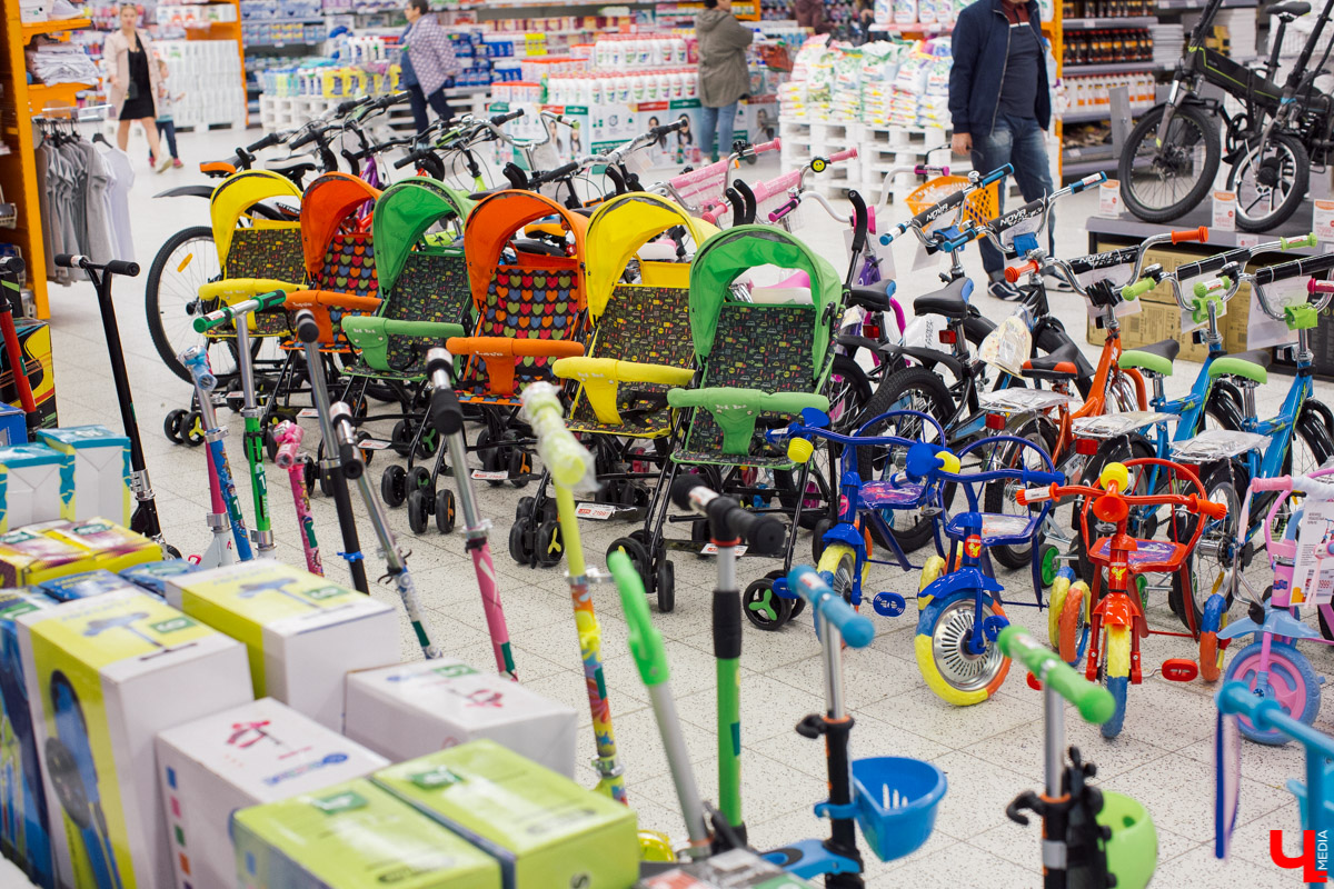 Наташа Константиновна, инста-ребенок, и ее папа, известный во Владимире фотограф, впервые побывали в кулинарной студии Roulet. Вместе с шеф-поваром Дмитрием Орловским они приготовили тонкие бездрожжевые блинчики с сыром рикотта и вареньем из ананаса