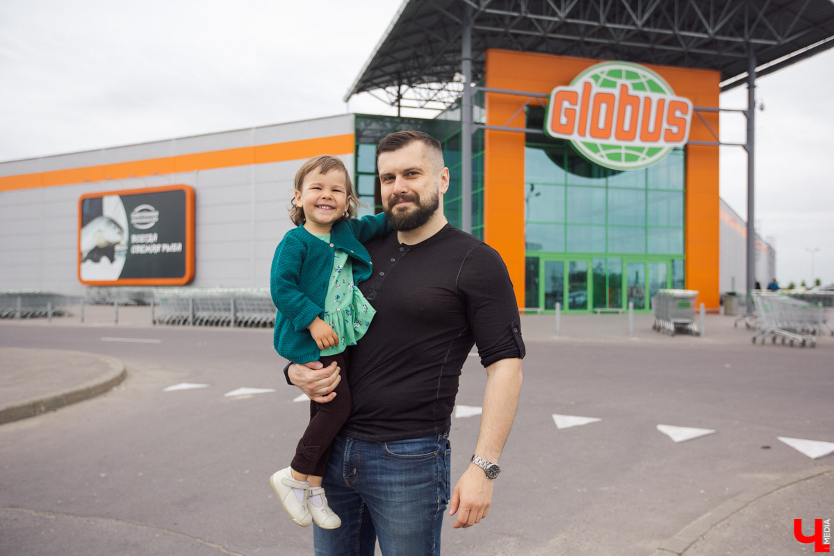 Наташа Константиновна, инста-ребенок, и ее папа, известный во Владимире фотограф, впервые побывали в кулинарной студии Roulet. Вместе с шеф-поваром Дмитрием Орловским они приготовили тонкие бездрожжевые блинчики с сыром рикотта и вареньем из ананаса