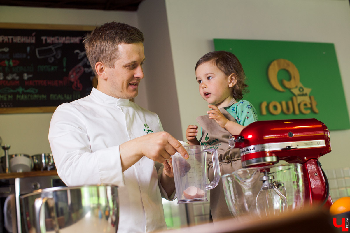 Наташа Константиновна, инста-ребенок, и ее папа, известный во Владимире фотограф, впервые побывали в кулинарной студии Roulet. Вместе с шеф-поваром Дмитрием Орловским они приготовили тонкие бездрожжевые блинчики с сыром рикотта и вареньем из ананаса