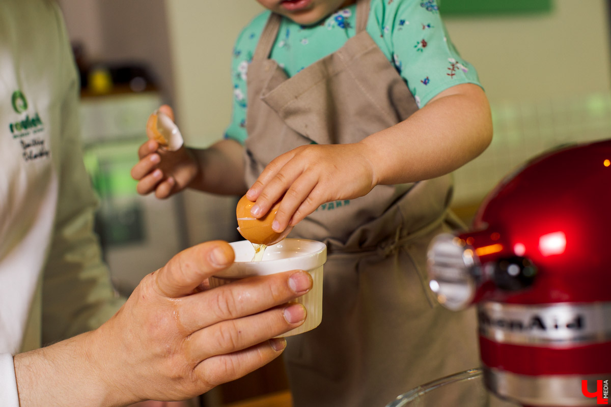 Наташа Константиновна, инста-ребенок, и ее папа, известный во Владимире фотограф, впервые побывали в кулинарной студии Roulet. Вместе с шеф-поваром Дмитрием Орловским они приготовили тонкие бездрожжевые блинчики с сыром рикотта и вареньем из ананаса