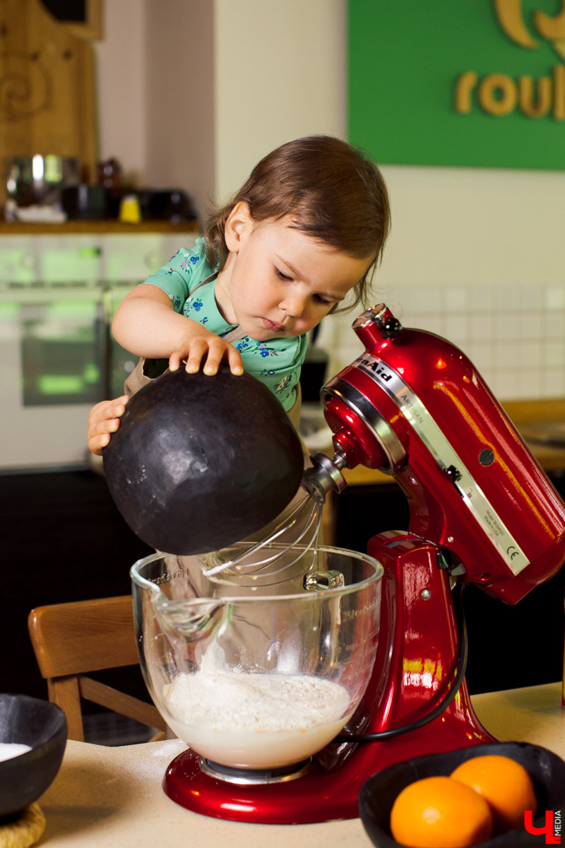 Наташа Константиновна, инста-ребенок, и ее папа, известный во Владимире фотограф, впервые побывали в кулинарной студии Roulet. Вместе с шеф-поваром Дмитрием Орловским они приготовили тонкие бездрожжевые блинчики с сыром рикотта и вареньем из ананаса