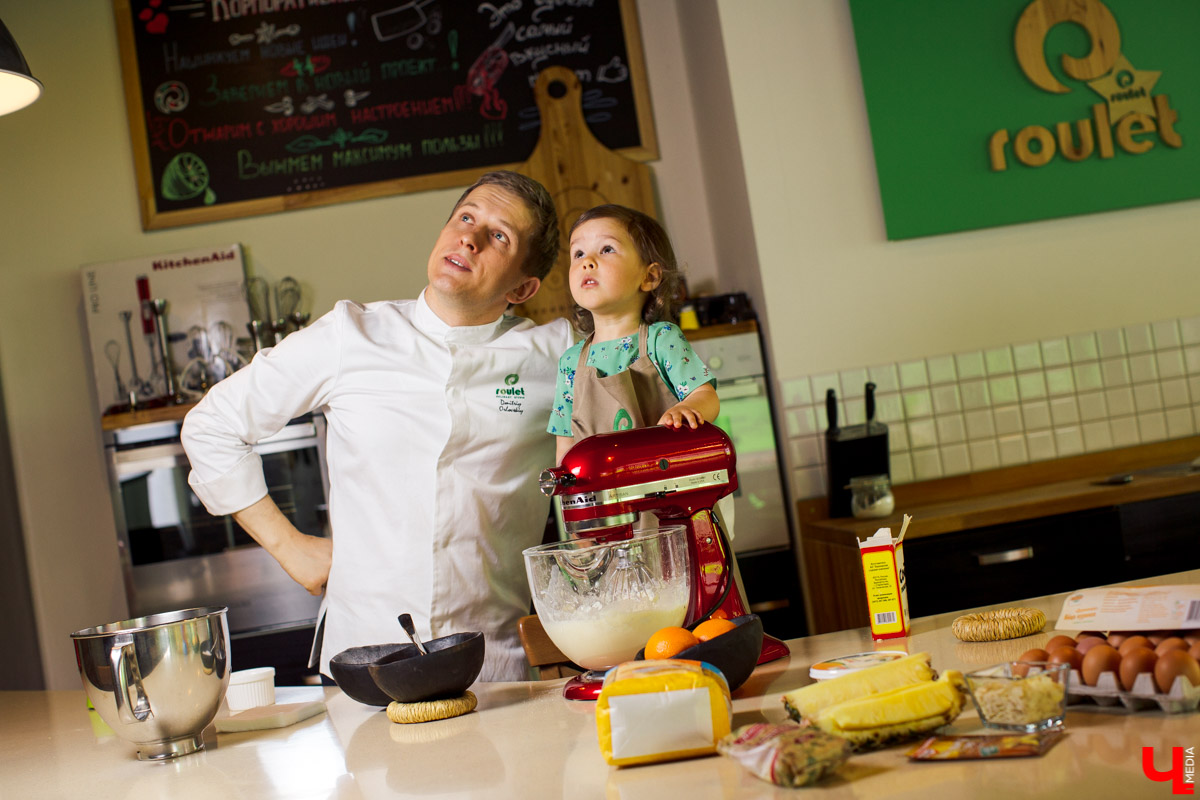 Наташа Константиновна, инста-ребенок, и ее папа, известный во Владимире фотограф, впервые побывали в кулинарной студии Roulet. Вместе с шеф-поваром Дмитрием Орловским они приготовили тонкие бездрожжевые блинчики с сыром рикотта и вареньем из ананаса