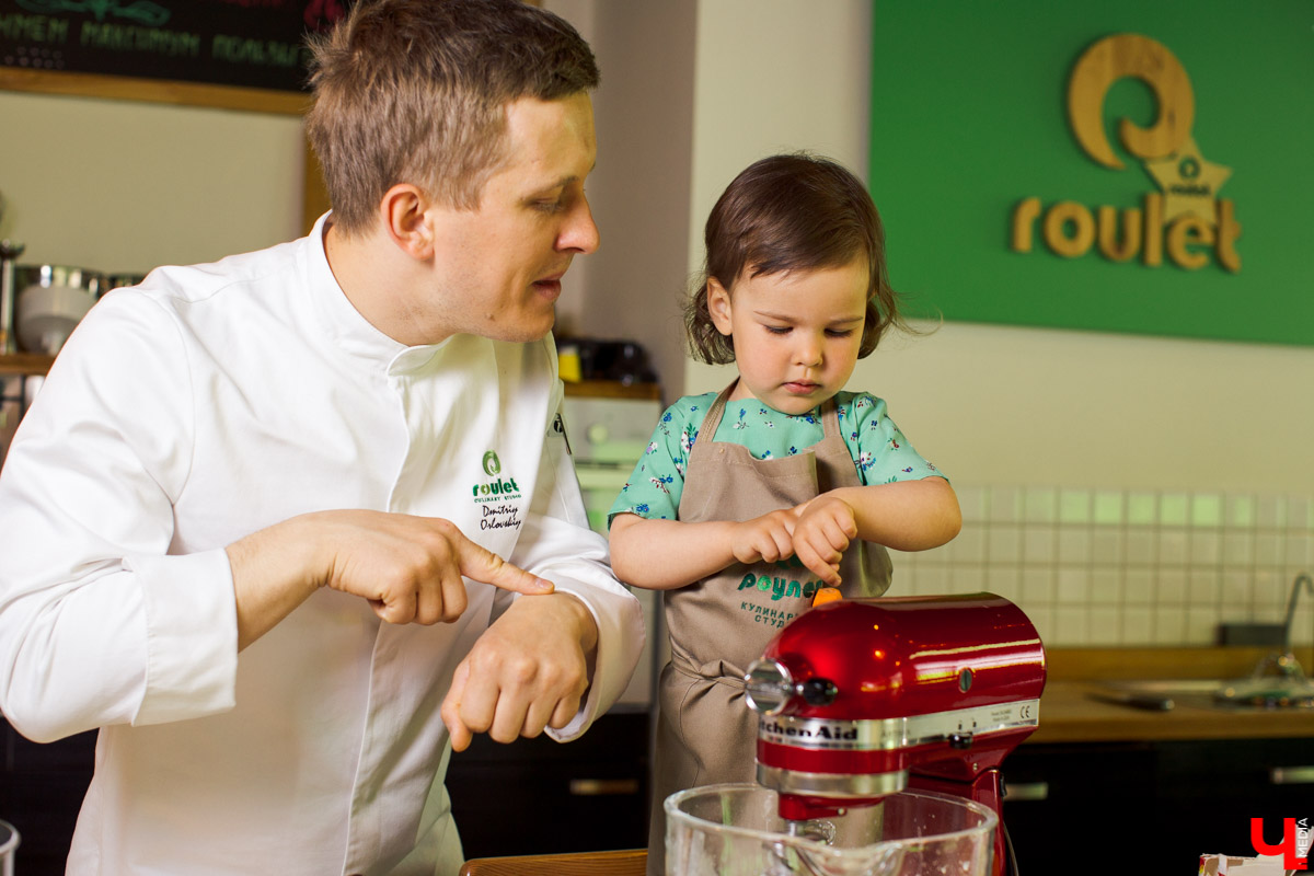 Наташа Константиновна, инста-ребенок, и ее папа, известный во Владимире фотограф, впервые побывали в кулинарной студии Roulet. Вместе с шеф-поваром Дмитрием Орловским они приготовили тонкие бездрожжевые блинчики с сыром рикотта и вареньем из ананаса