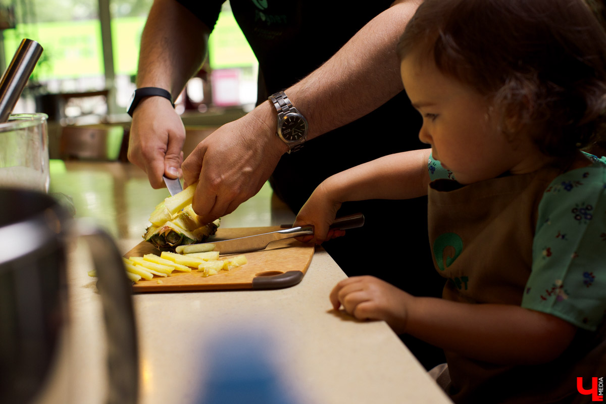 Наташа Константиновна, инста-ребенок, и ее папа, известный во Владимире фотограф, впервые побывали в кулинарной студии Roulet. Вместе с шеф-поваром Дмитрием Орловским они приготовили тонкие бездрожжевые блинчики с сыром рикотта и вареньем из ананаса