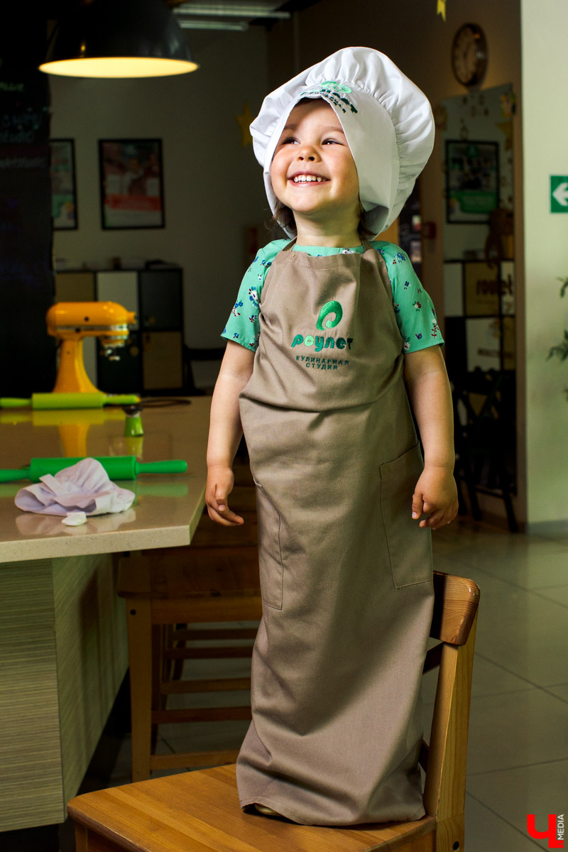 Наташа Константиновна, инста-ребенок, и ее папа, известный во Владимире фотограф, впервые побывали в кулинарной студии Roulet. Вместе с шеф-поваром Дмитрием Орловским они приготовили тонкие бездрожжевые блинчики с сыром рикотта и вареньем из ананаса