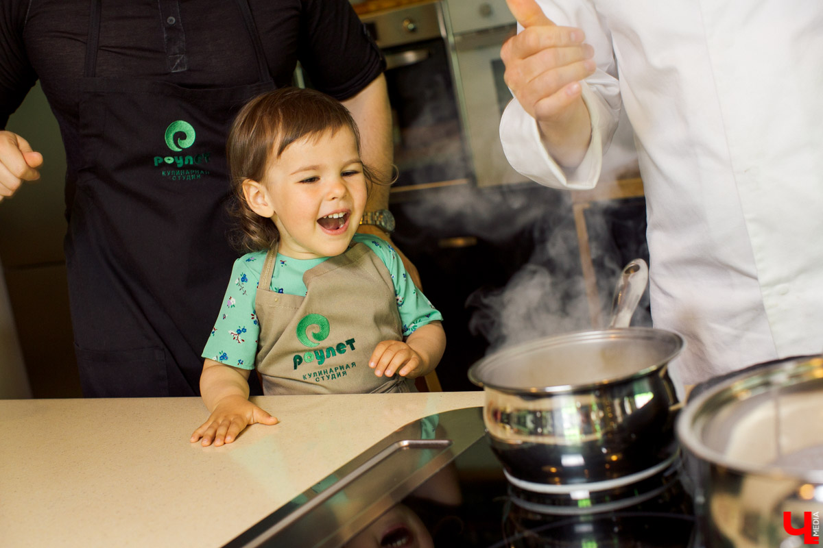 Наташа Константиновна, инста-ребенок, и ее папа, известный во Владимире фотограф, впервые побывали в кулинарной студии Roulet. Вместе с шеф-поваром Дмитрием Орловским они приготовили тонкие бездрожжевые блинчики с сыром рикотта и вареньем из ананаса
