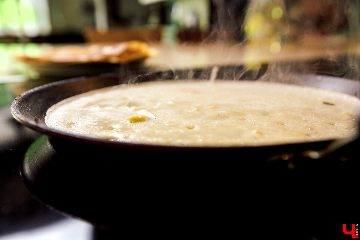 Наташа Константиновна, инста-ребенок, и ее папа, известный во Владимире фотограф, впервые побывали в кулинарной студии Roulet. Вместе с шеф-поваром Дмитрием Орловским они приготовили тонкие бездрожжевые блинчики с сыром рикотта и вареньем из ананаса