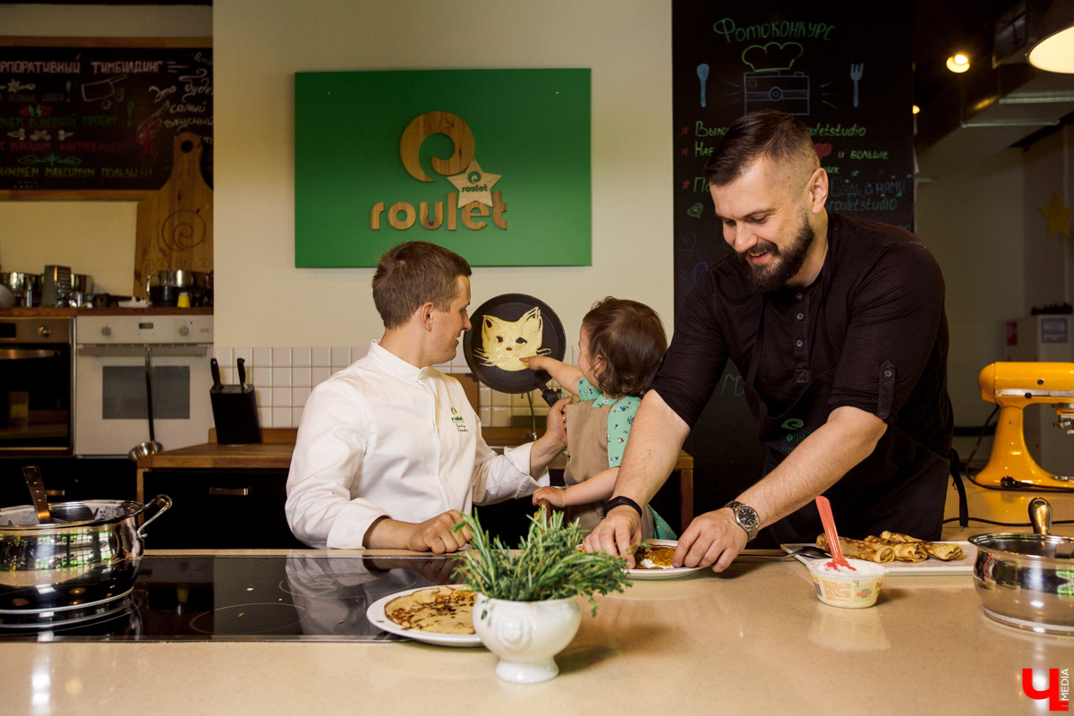 Наташа Константиновна, инста-ребенок, и ее папа, известный во Владимире фотограф, впервые побывали в кулинарной студии Roulet. Вместе с шеф-поваром Дмитрием Орловским они приготовили тонкие бездрожжевые блинчики с сыром рикотта и вареньем из ананаса
