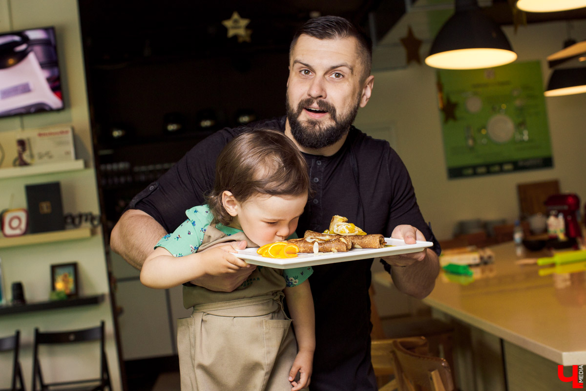 Наташа Константиновна, инста-ребенок, и ее папа, известный во Владимире фотограф, впервые побывали в кулинарной студии Roulet. Вместе с шеф-поваром Дмитрием Орловским они приготовили тонкие бездрожжевые блинчики с сыром рикотта и вареньем из ананаса