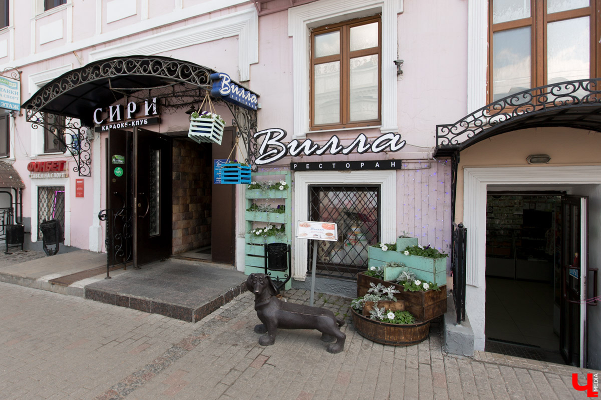 С приближением тепла вся активность в ресторанах из просторных залов постепенно перемещается на летние террасы. Владимирские блогеры протестировали еду на веранде ресторана “Вилла”