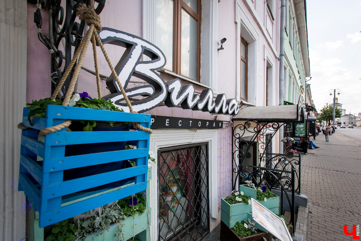 С приближением тепла вся активность в ресторанах из просторных залов постепенно перемещается на летние террасы. Владимирские блогеры протестировали еду на веранде ресторана “Вилла”