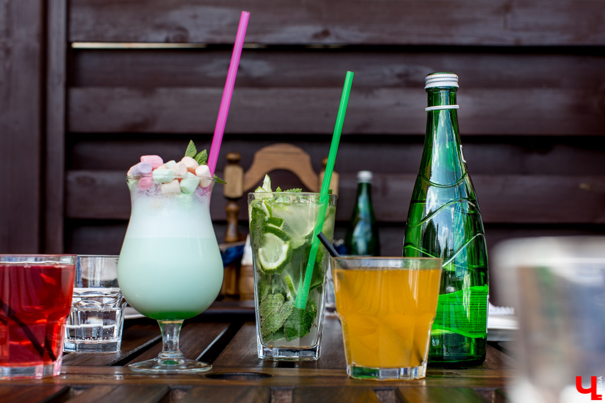 С приближением тепла вся активность в ресторанах из просторных залов постепенно перемещается на летние террасы. Владимирские блогеры протестировали еду на веранде ресторана “Вилла”