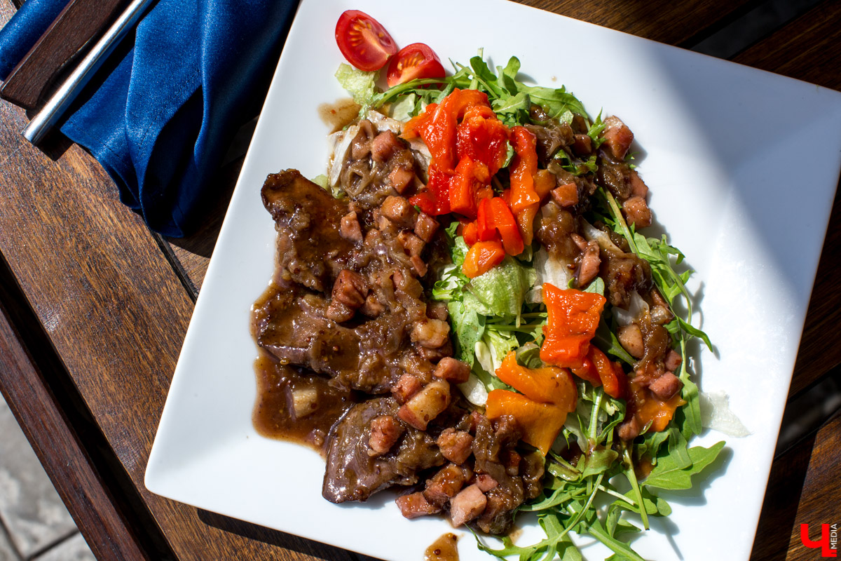 С приближением тепла вся активность в ресторанах из просторных залов постепенно перемещается на летние террасы. Владимирские блогеры протестировали еду на веранде ресторана “Вилла”