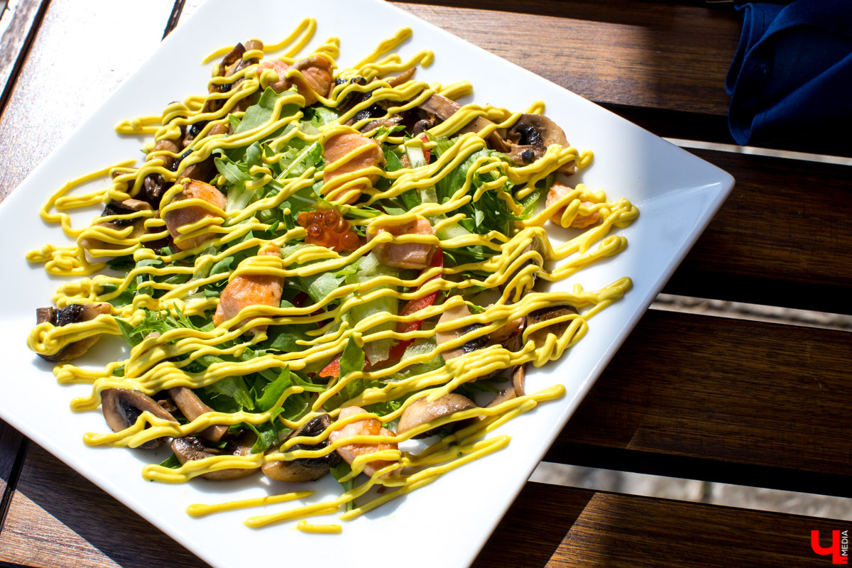 С приближением тепла вся активность в ресторанах из просторных залов постепенно перемещается на летние террасы. Владимирские блогеры протестировали еду на веранде ресторана “Вилла”