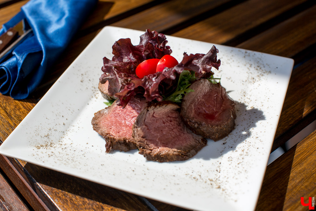 С приближением тепла вся активность в ресторанах из просторных залов постепенно перемещается на летние террасы. Владимирские блогеры протестировали еду на веранде ресторана “Вилла”