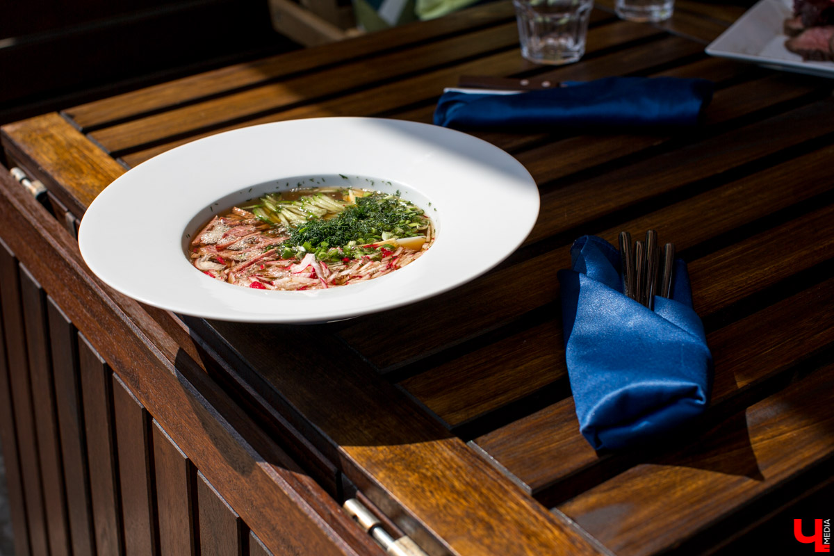 С приближением тепла вся активность в ресторанах из просторных залов постепенно перемещается на летние террасы. Владимирские блогеры протестировали еду на веранде ресторана “Вилла”