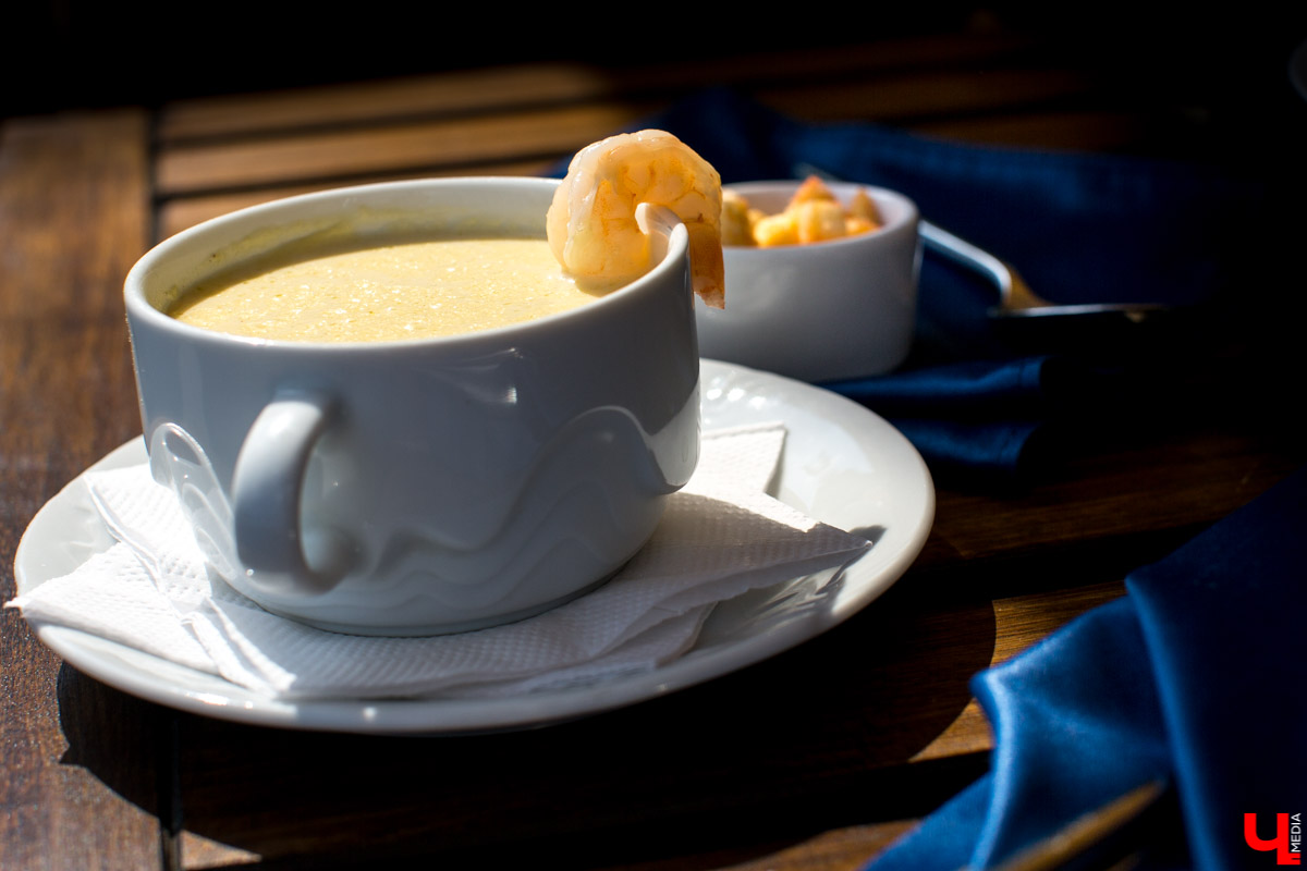 С приближением тепла вся активность в ресторанах из просторных залов постепенно перемещается на летние террасы. Владимирские блогеры протестировали еду на веранде ресторана “Вилла”