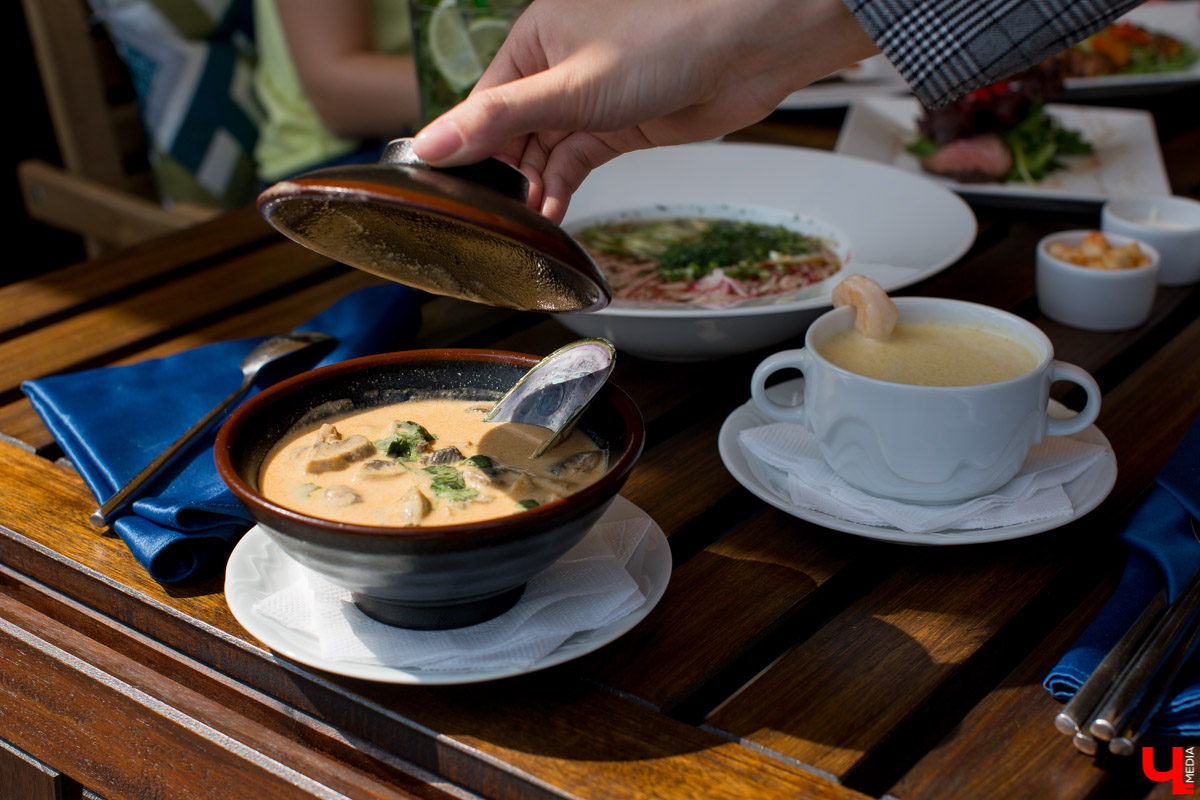 С приближением тепла вся активность в ресторанах из просторных залов постепенно перемещается на летние террасы. Владимирские блогеры протестировали еду на веранде ресторана “Вилла”