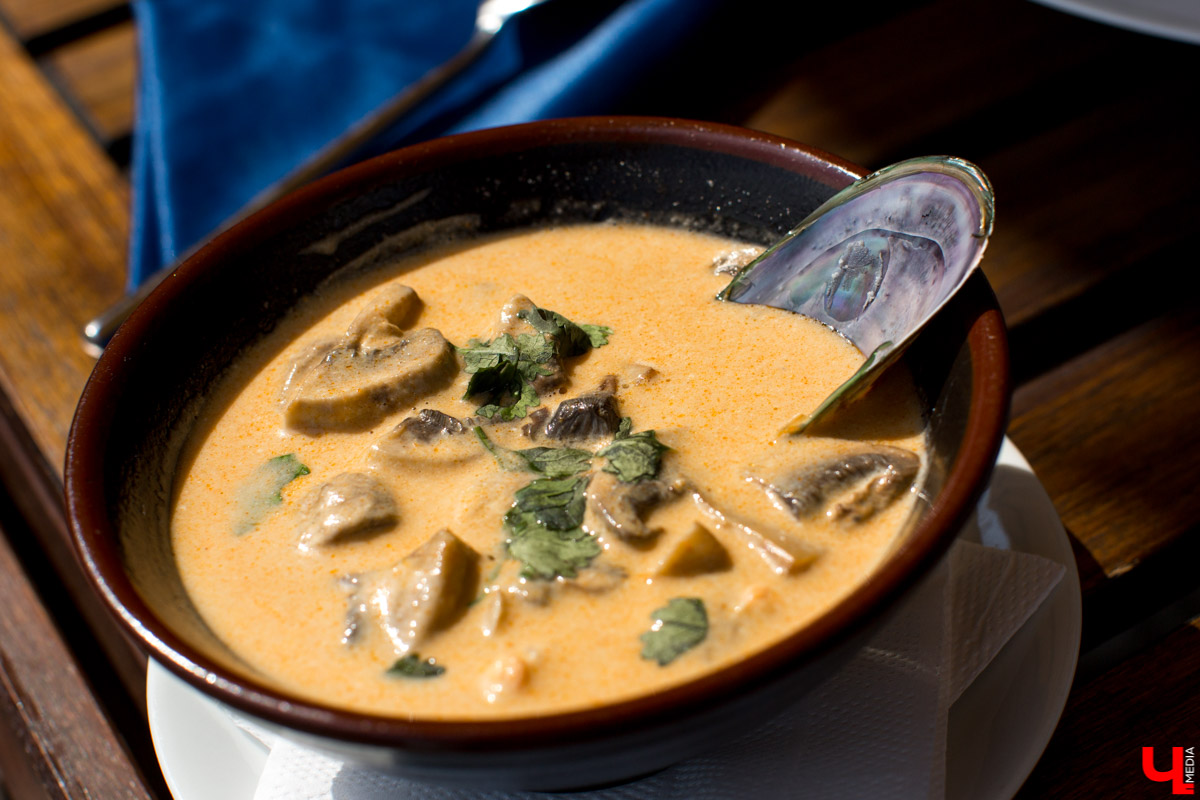 С приближением тепла вся активность в ресторанах из просторных залов постепенно перемещается на летние террасы. Владимирские блогеры протестировали еду на веранде ресторана “Вилла”