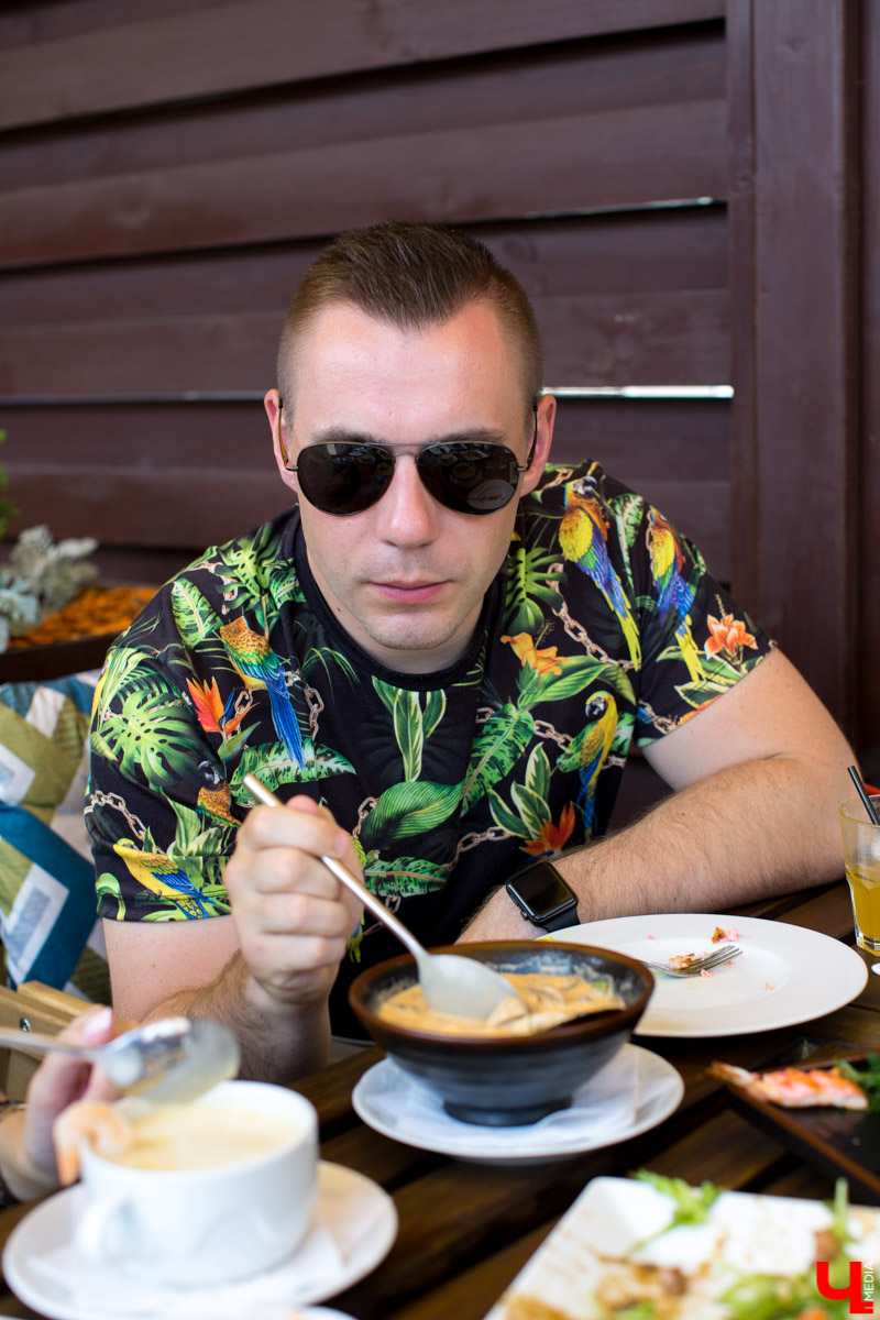 С приближением тепла вся активность в ресторанах из просторных залов постепенно перемещается на летние террасы. Владимирские блогеры протестировали еду на веранде ресторана “Вилла”