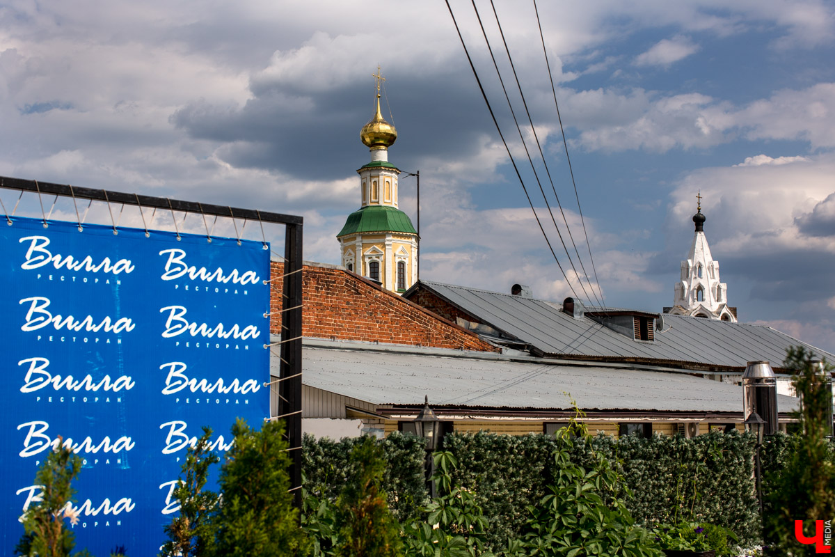 С приближением тепла вся активность в ресторанах из просторных залов постепенно перемещается на летние террасы. Владимирские блогеры протестировали еду на веранде ресторана “Вилла”