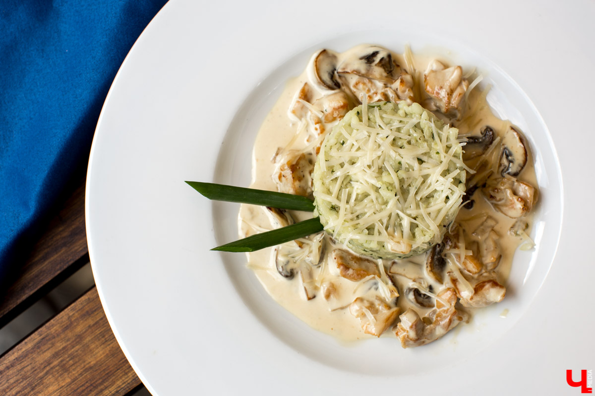 С приближением тепла вся активность в ресторанах из просторных залов постепенно перемещается на летние террасы. Владимирские блогеры протестировали еду на веранде ресторана “Вилла”