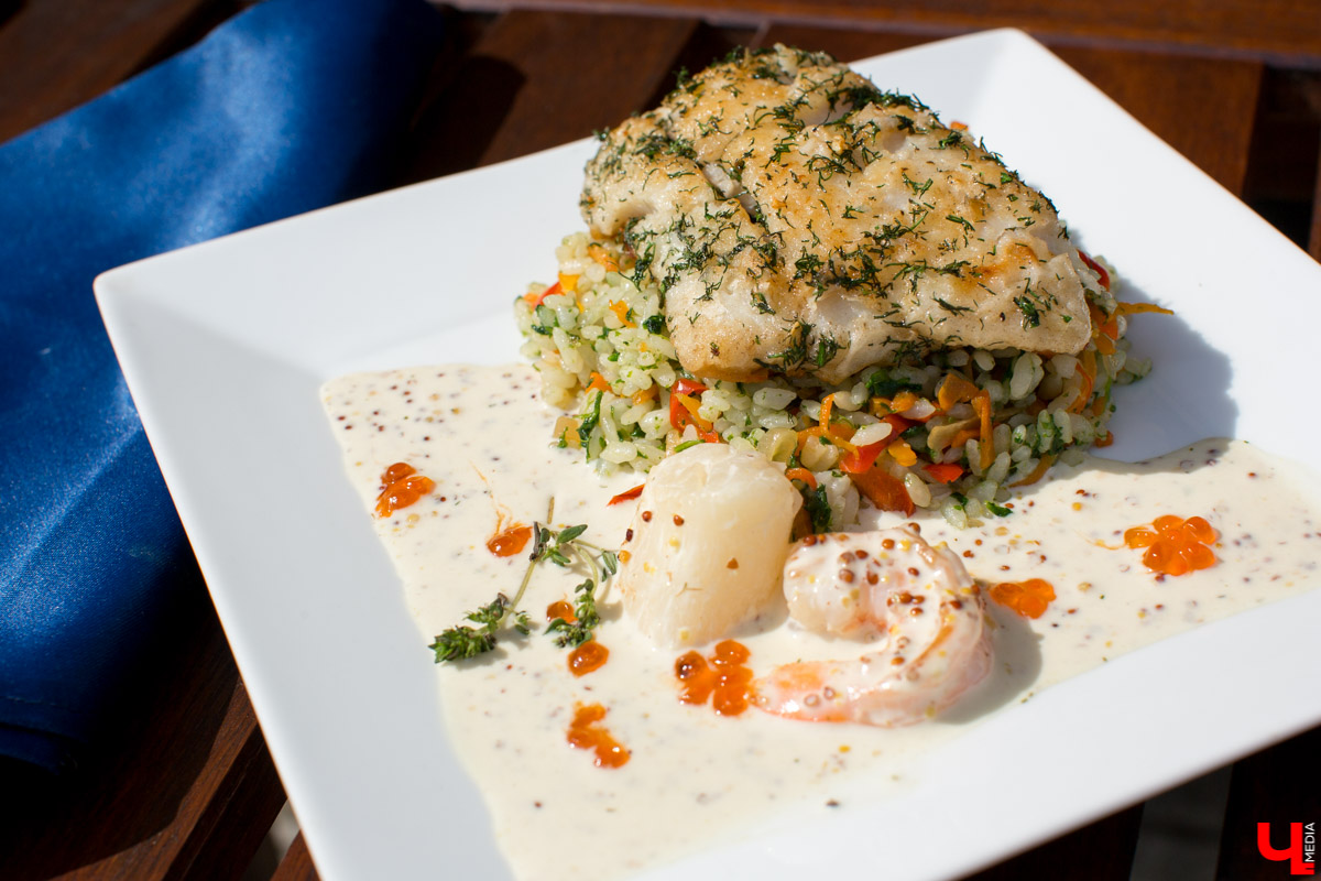 С приближением тепла вся активность в ресторанах из просторных залов постепенно перемещается на летние террасы. Владимирские блогеры протестировали еду на веранде ресторана “Вилла”