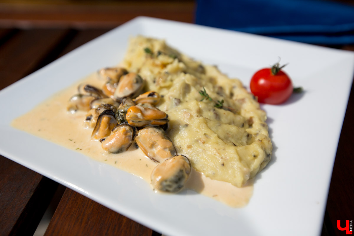 С приближением тепла вся активность в ресторанах из просторных залов постепенно перемещается на летние террасы. Владимирские блогеры протестировали еду на веранде ресторана “Вилла”