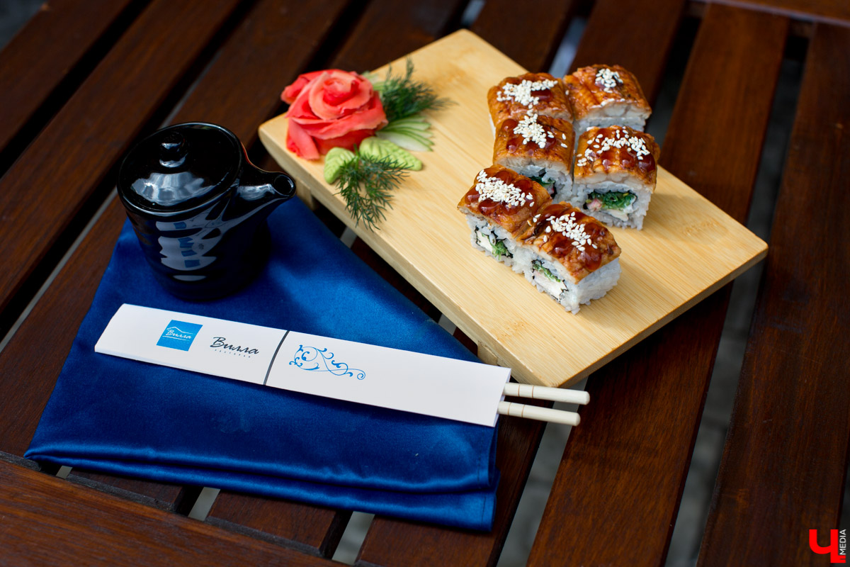 С приближением тепла вся активность в ресторанах из просторных залов постепенно перемещается на летние террасы. Владимирские блогеры протестировали еду на веранде ресторана “Вилла”