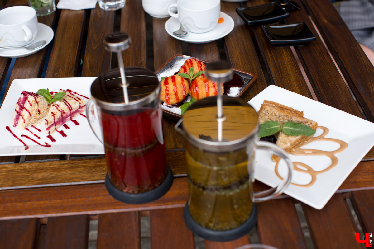 С приближением тепла вся активность в ресторанах из просторных залов постепенно перемещается на летние террасы. Владимирские блогеры протестировали еду на веранде ресторана “Вилла”