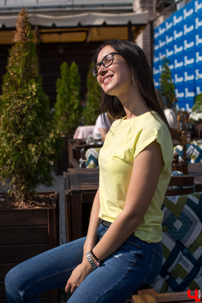 С приближением тепла вся активность в ресторанах из просторных залов постепенно перемещается на летние террасы. Владимирские блогеры протестировали еду на веранде ресторана “Вилла”