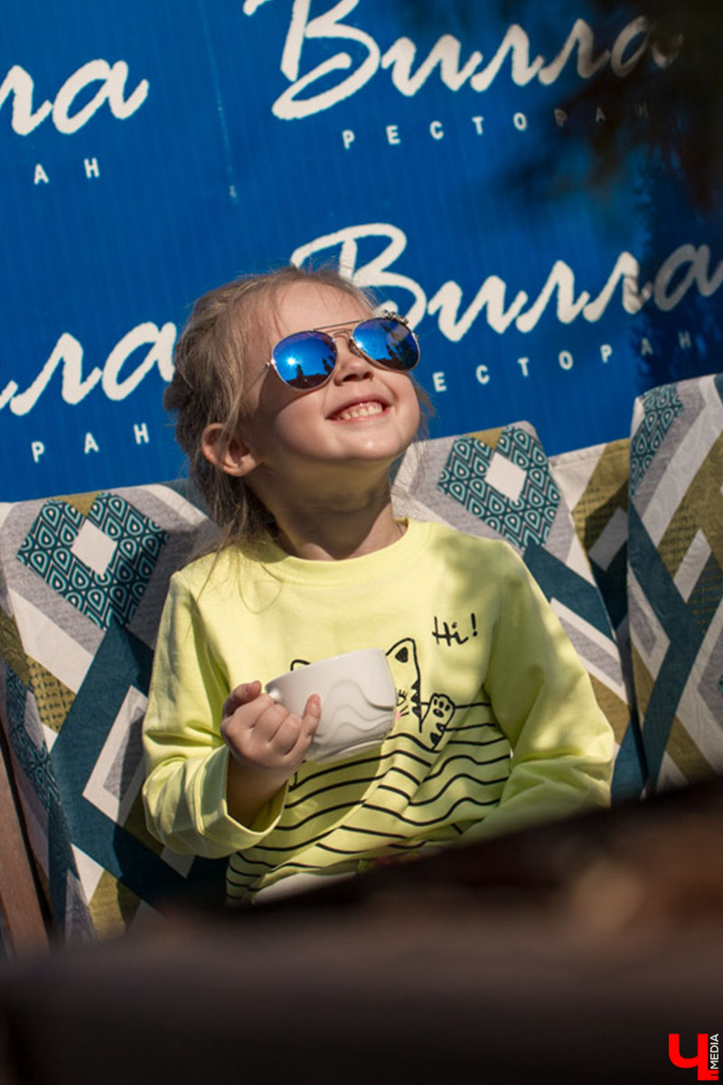 С приближением тепла вся активность в ресторанах из просторных залов постепенно перемещается на летние террасы. Владимирские блогеры протестировали еду на веранде ресторана “Вилла”