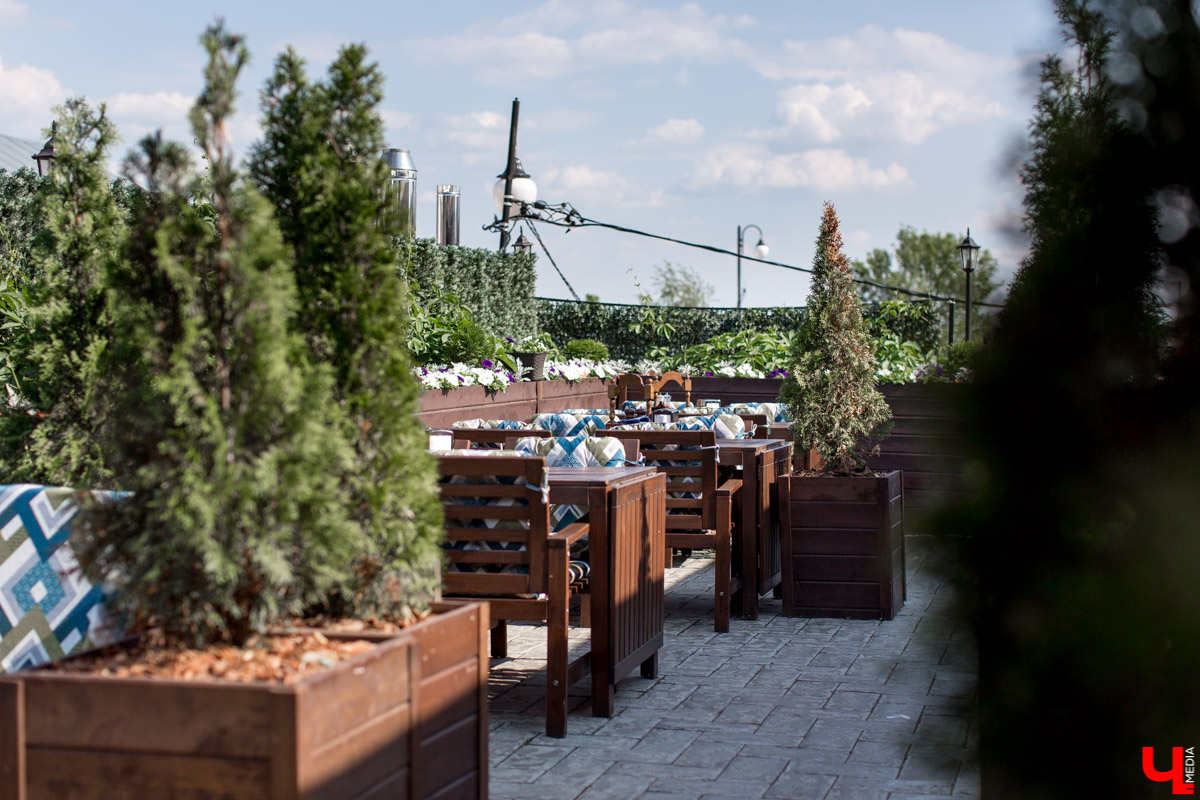 С приближением тепла вся активность в ресторанах из просторных залов постепенно перемещается на летние террасы. Владимирские блогеры протестировали еду на веранде ресторана “Вилла”