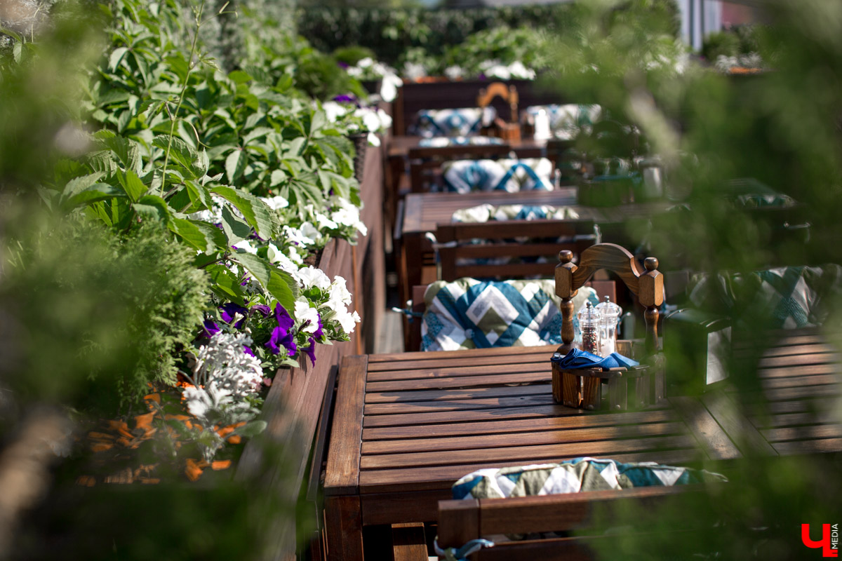 С приближением тепла вся активность в ресторанах из просторных залов постепенно перемещается на летние террасы. Владимирские блогеры протестировали еду на веранде ресторана “Вилла”