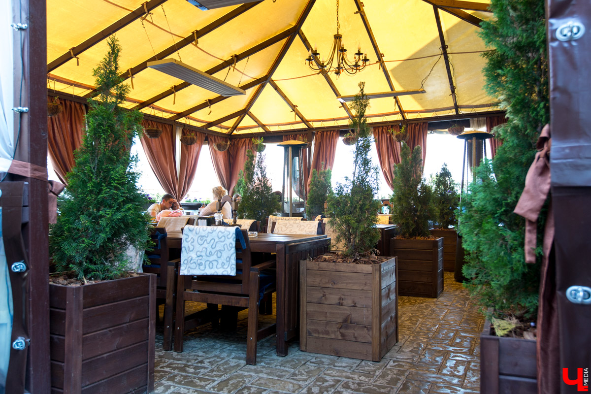 С приближением тепла вся активность в ресторанах из просторных залов постепенно перемещается на летние террасы. Владимирские блогеры протестировали еду на веранде ресторана “Вилла”