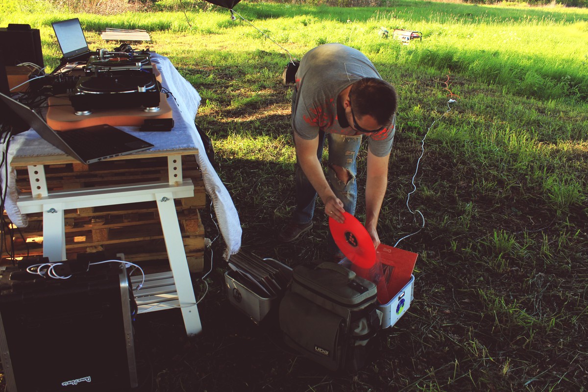 Вечер и ночь на 2 июня владимирские диджеи спасали детей 18+ от скуки и плохой музыки. “Ключ-Медиа” пообщался в дубах на Клязьме с участниками площадки PANORAMA и выяснил, куда уходит детство, вечеринки и желание объединяться.