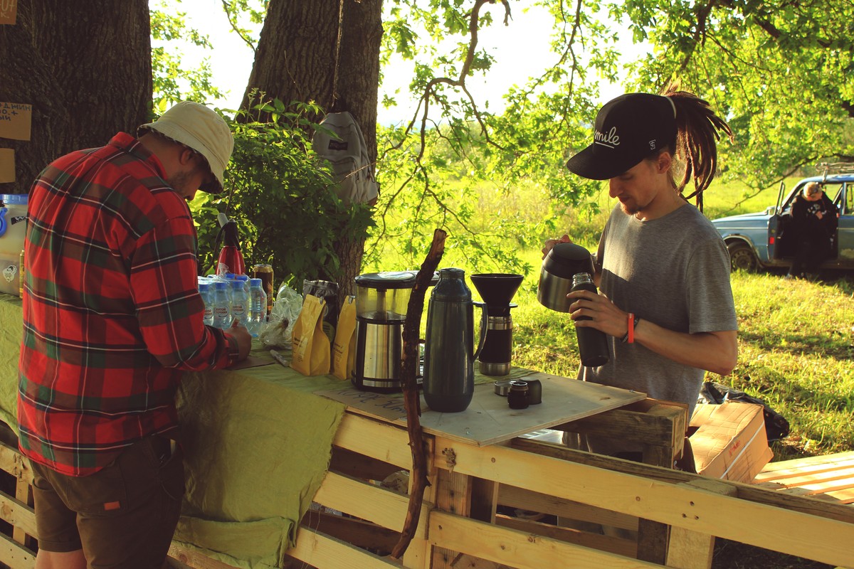 Вечер и ночь на 2 июня владимирские диджеи спасали детей 18+ от скуки и плохой музыки. “Ключ-Медиа” пообщался в дубах на Клязьме с участниками площадки PANORAMA и выяснил, куда уходит детство, вечеринки и желание объединяться.