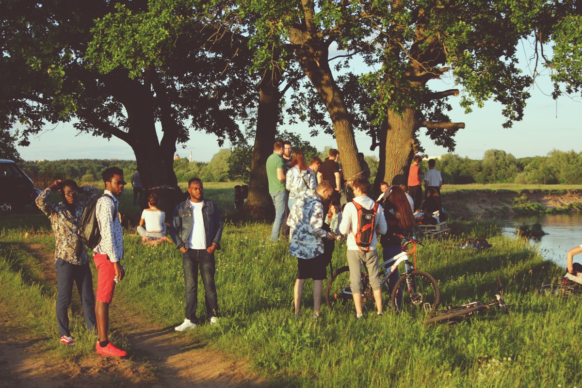 Вечер и ночь на 2 июня владимирские диджеи спасали детей 18+ от скуки и плохой музыки. “Ключ-Медиа” пообщался в дубах на Клязьме с участниками площадки PANORAMA и выяснил, куда уходит детство, вечеринки и желание объединяться.