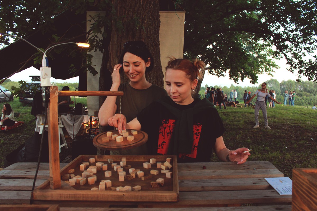 Вечер и ночь на 2 июня владимирские диджеи спасали детей 18+ от скуки и плохой музыки. “Ключ-Медиа” пообщался в дубах на Клязьме с участниками площадки PANORAMA и выяснил, куда уходит детство, вечеринки и желание объединяться.