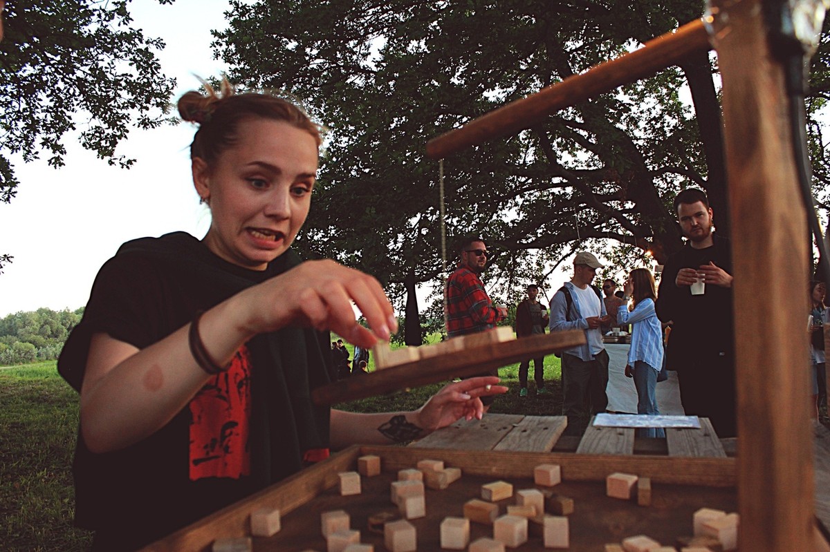 Вечер и ночь на 2 июня владимирские диджеи спасали детей 18+ от скуки и плохой музыки. “Ключ-Медиа” пообщался в дубах на Клязьме с участниками площадки PANORAMA и выяснил, куда уходит детство, вечеринки и желание объединяться.