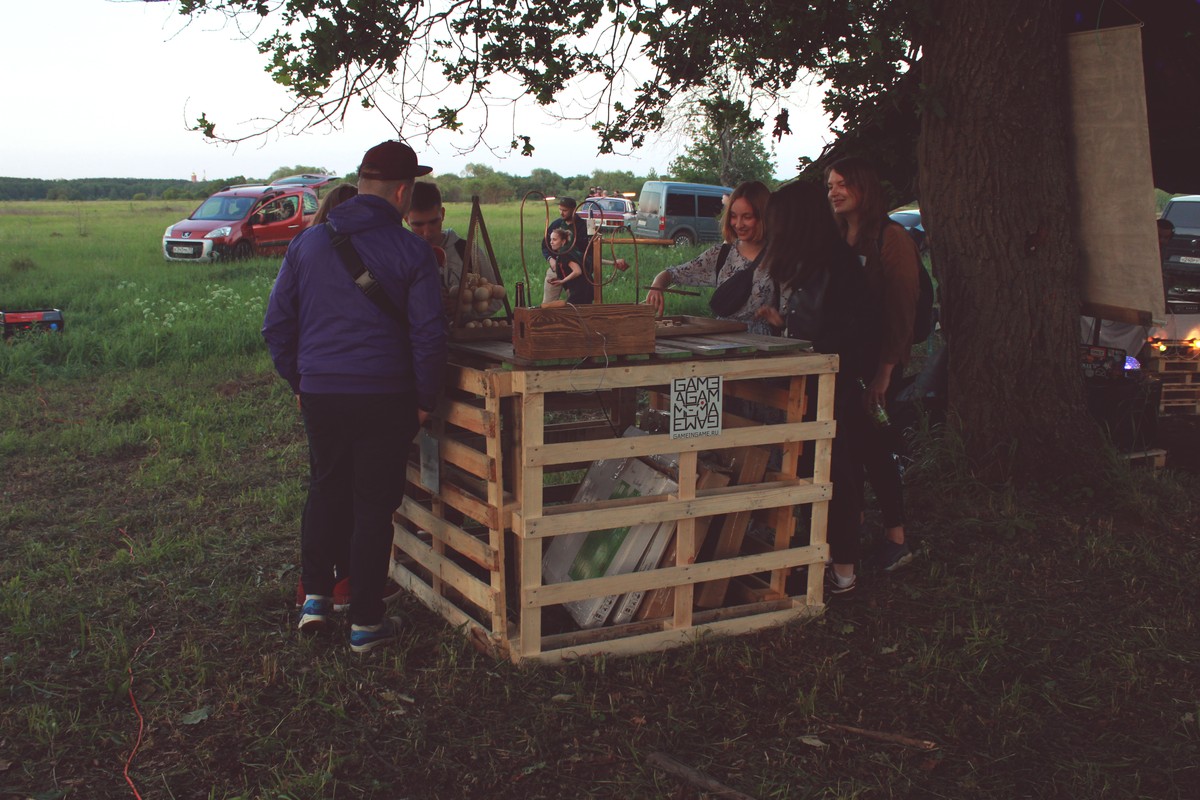 Вечер и ночь на 2 июня владимирские диджеи спасали детей 18+ от скуки и плохой музыки. “Ключ-Медиа” пообщался в дубах на Клязьме с участниками площадки PANORAMA и выяснил, куда уходит детство, вечеринки и желание объединяться.