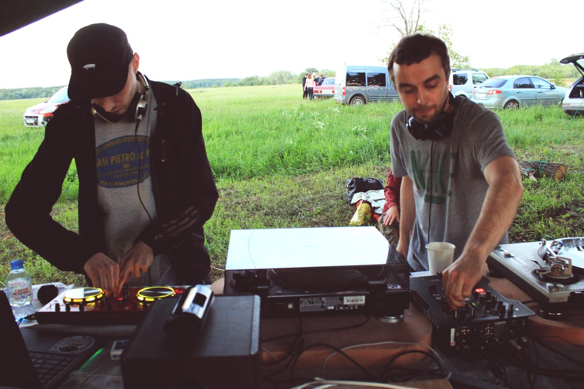 Вечер и ночь на 2 июня владимирские диджеи спасали детей 18+ от скуки и плохой музыки. “Ключ-Медиа” пообщался в дубах на Клязьме с участниками площадки PANORAMA и выяснил, куда уходит детство, вечеринки и желание объединяться.