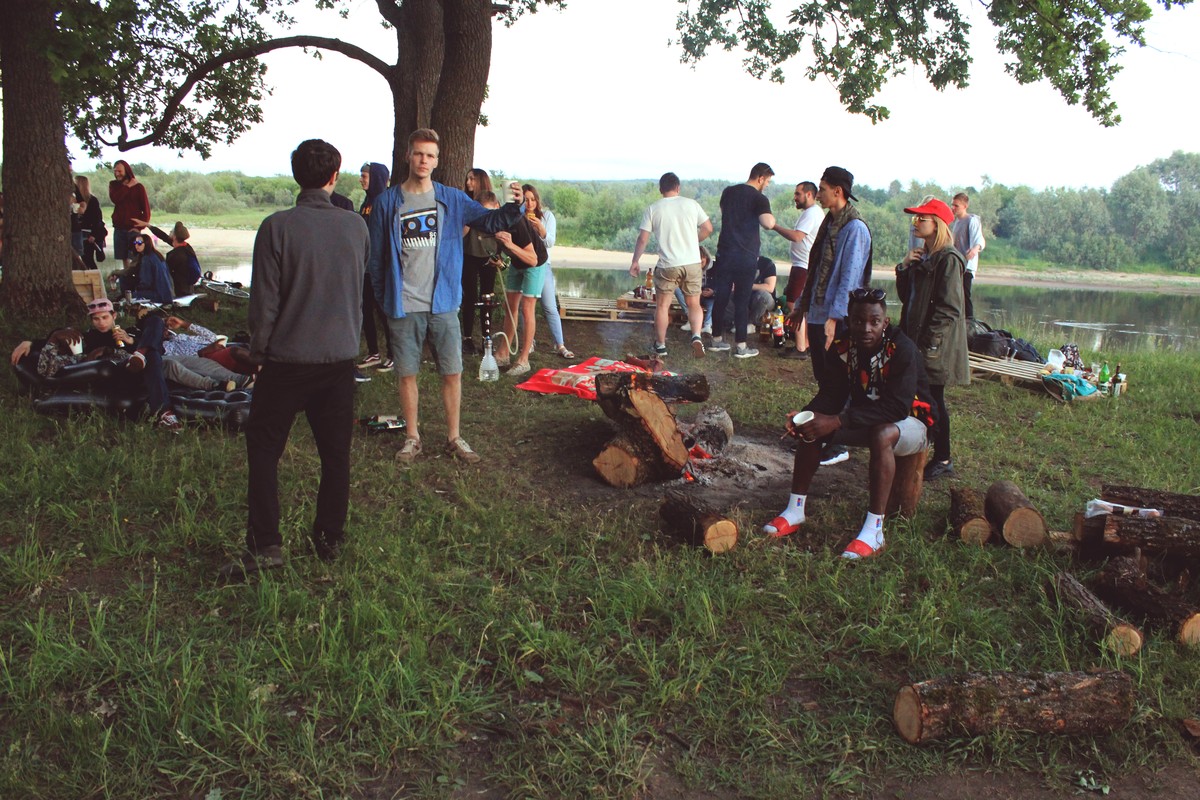 Вечер и ночь на 2 июня владимирские диджеи спасали детей 18+ от скуки и плохой музыки. “Ключ-Медиа” пообщался в дубах на Клязьме с участниками площадки PANORAMA и выяснил, куда уходит детство, вечеринки и желание объединяться.